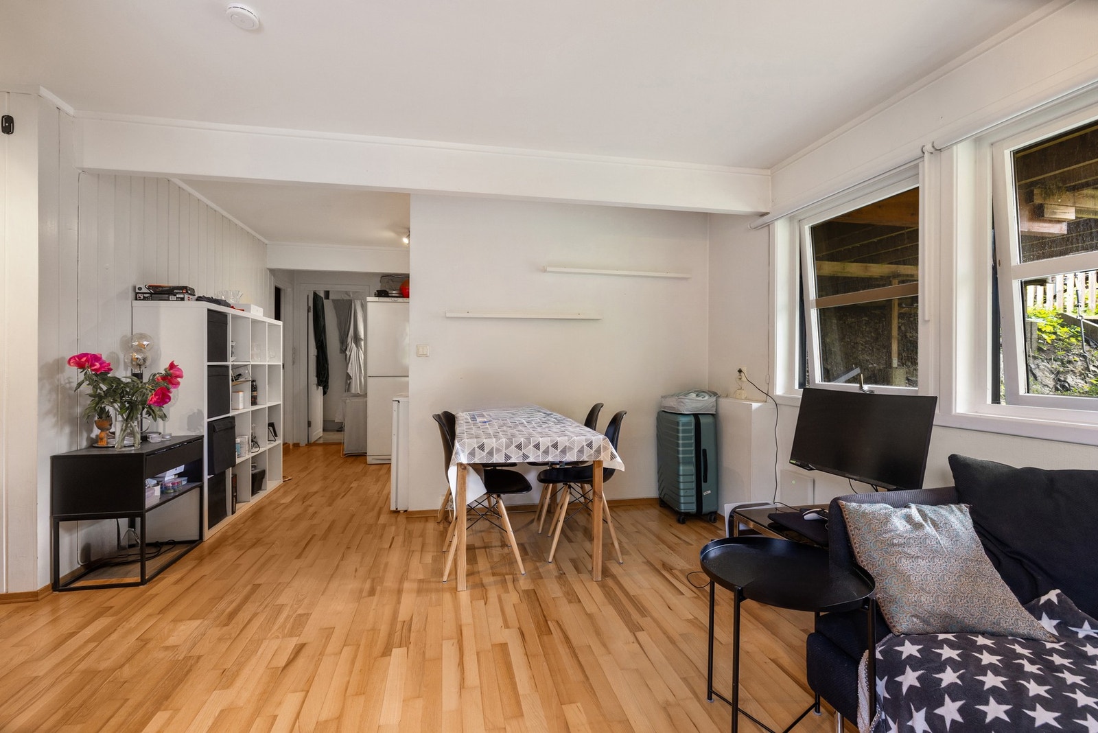 I boligens underetasje ligger en praktisk hybeldel med egen inngang, som gir mulighet for utleie eller som en separat boenhet for familiemedlemmer. Galleribilde