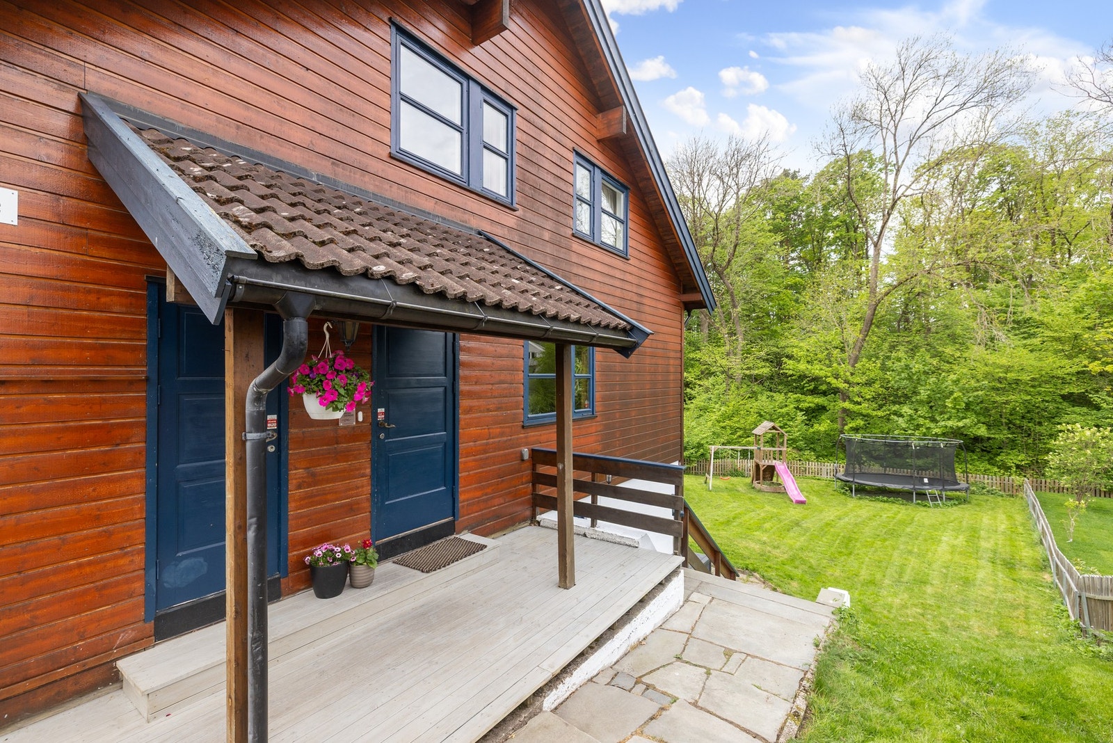 Huset er trukket godt tilbake på tomten, og gir en unik utsikt mot den vakre eikeskogen, som danner en naturskjønn ramme rundt eiendommen. Galleribilde