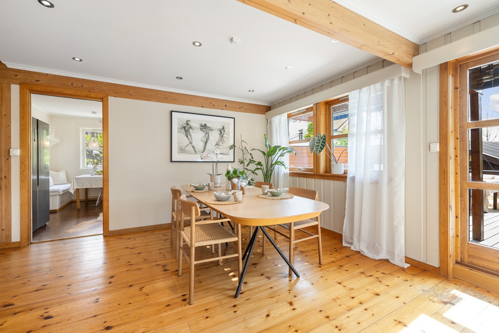 Her kan man sette inn et langstrakt spisebord, hvor hele familien kan samles til f.eks. konfirmasjon, bursdager m.m. Galleribilde
