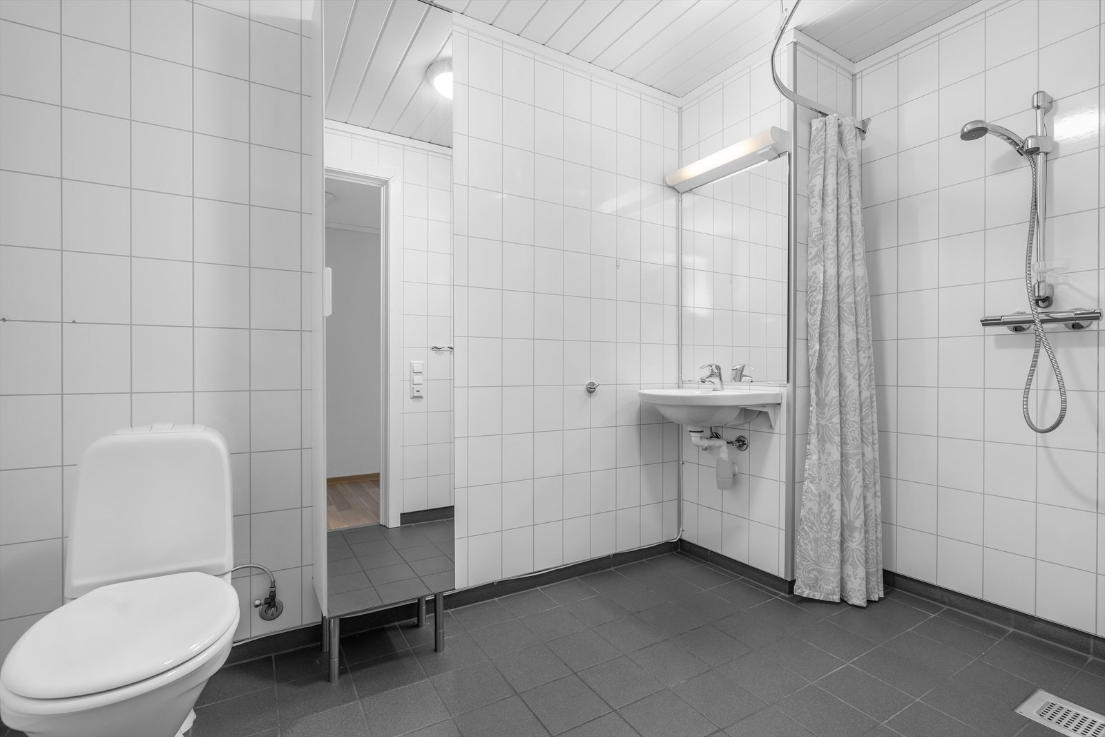 Romslig bad med dusjhjørne Galleribilde