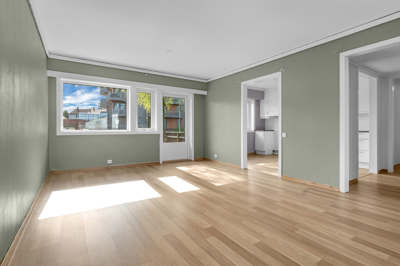 Romslig stue med store vindusflater, som gir flott utsikt og naturlig lys. Galleribilde