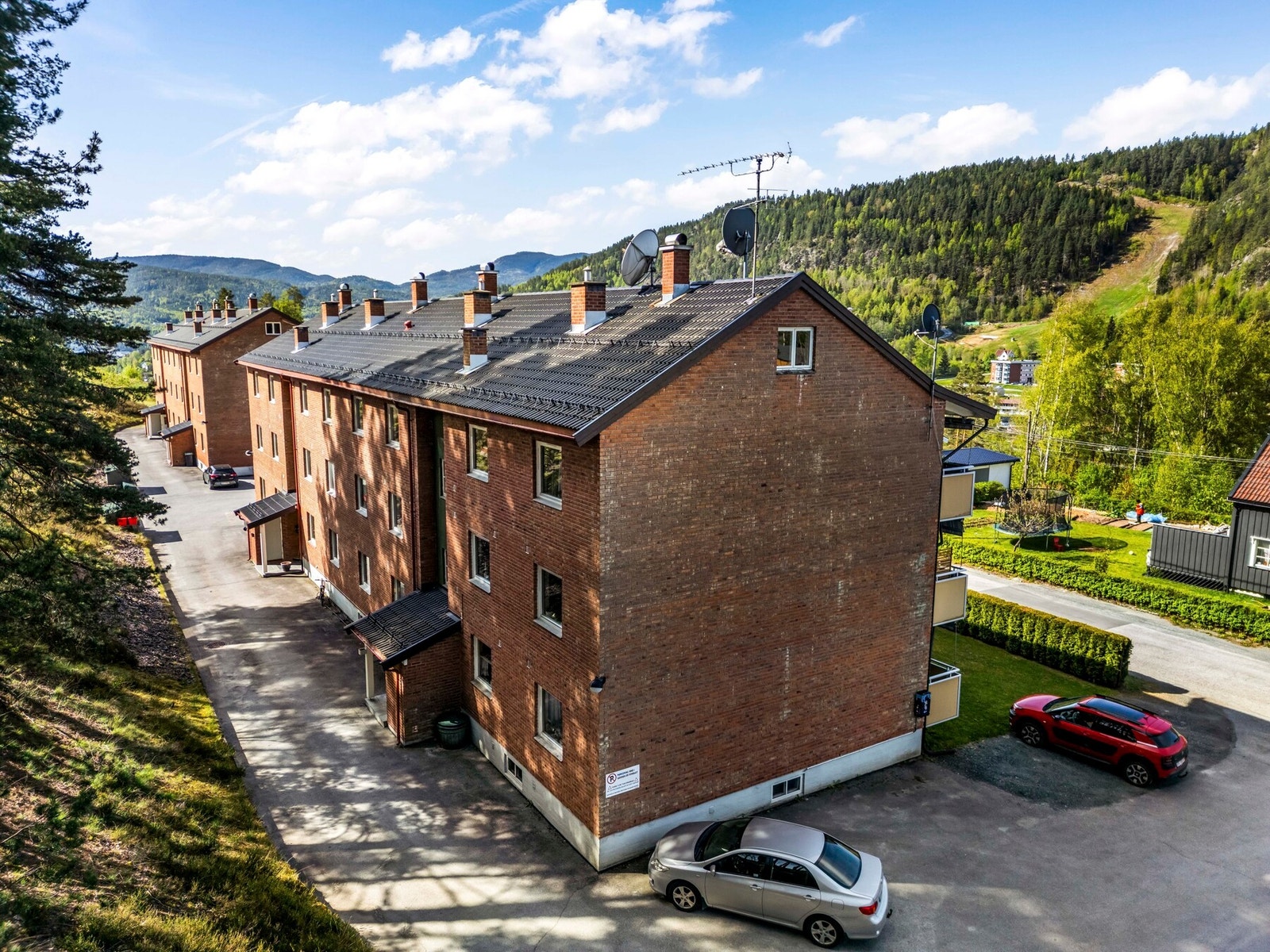 Det er kort veg til Universitet, grunnskole, barnehage, butikker og andre fasiliteter. Galleribilde