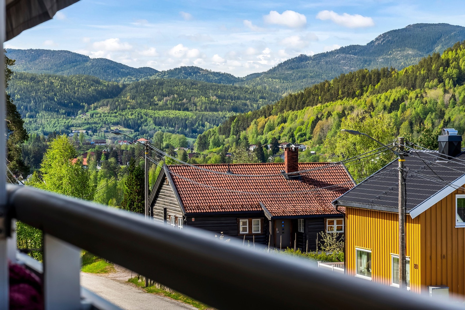 Utsikt mot fjellene som omkranser Notodden Galleribilde