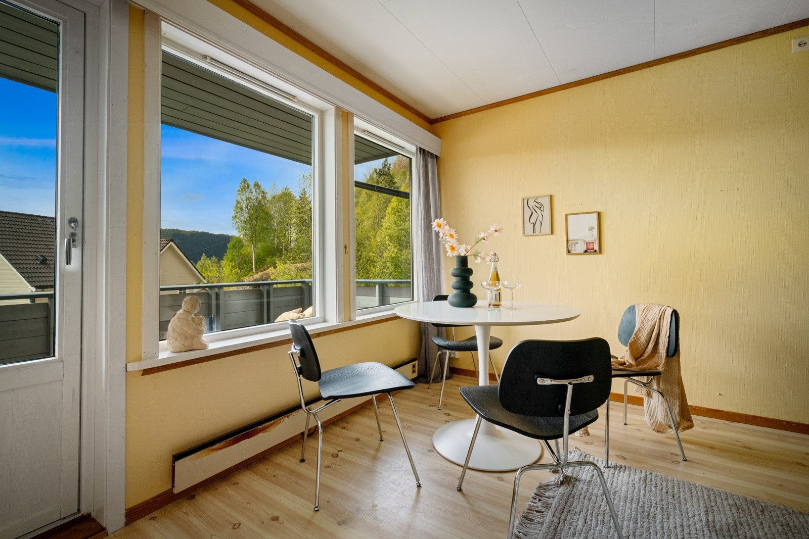 Fra stue/kjøkken er det tilkomst til vestvendt terrasse/balkong Galleribilde