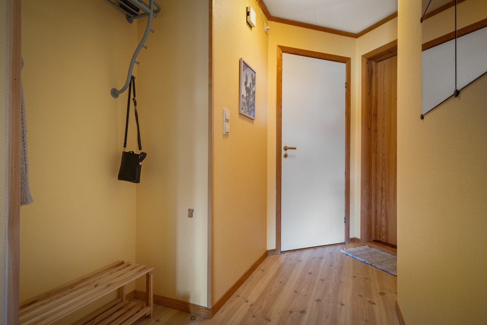 Leiligheten har en romslig entré på neste 5 kvm med god plass til yttertøy og sko Galleribilde