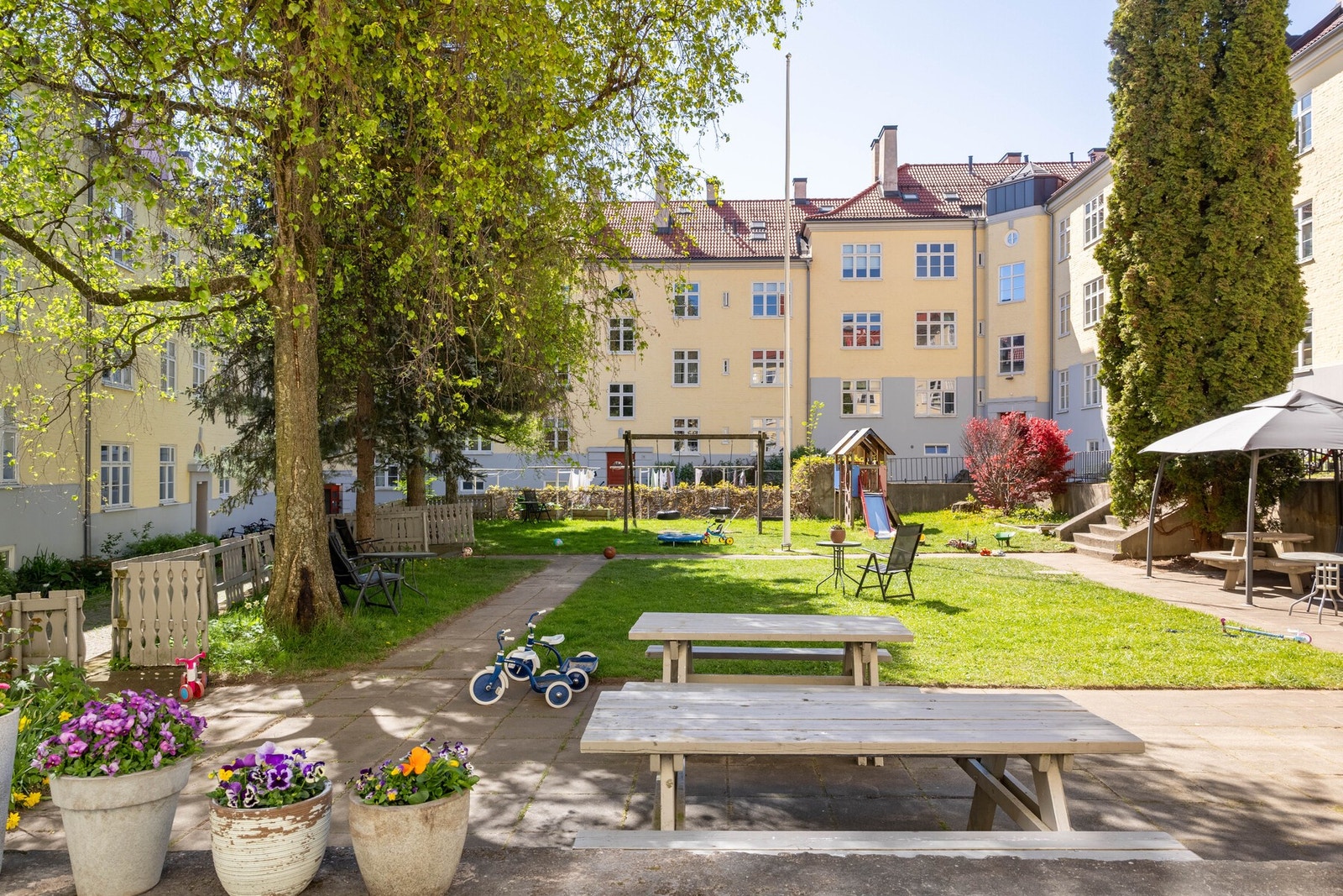 Veldrevet sameie med stor opparbeidet bakgård hvor man kan nyte lange sommerdager. Galleribilde