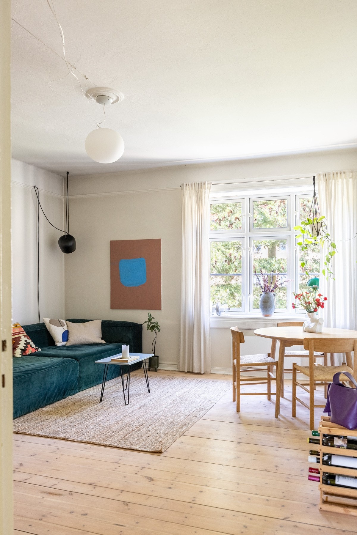 Leiligheten har store, klassiske vindusflater som slipper inn mye naturlig lys. Galleribilde