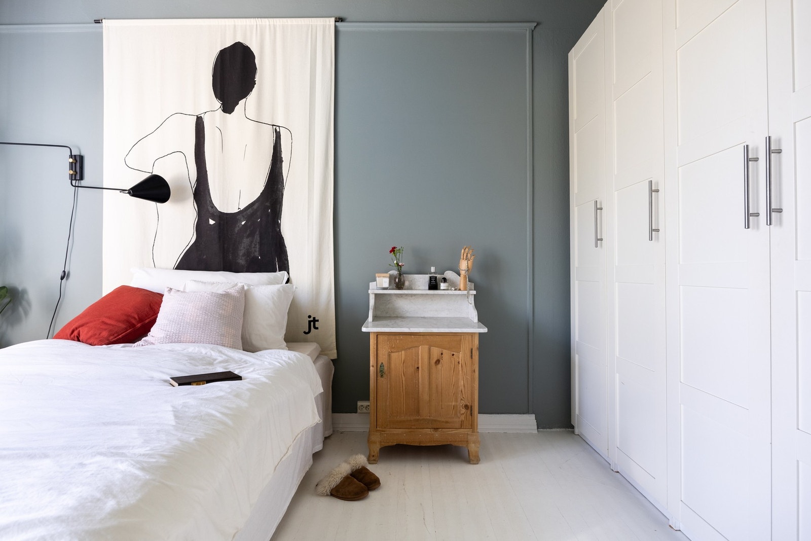 Stor garderobe, hvor man har gode oppbevaringsmuligheter. Galleribilde