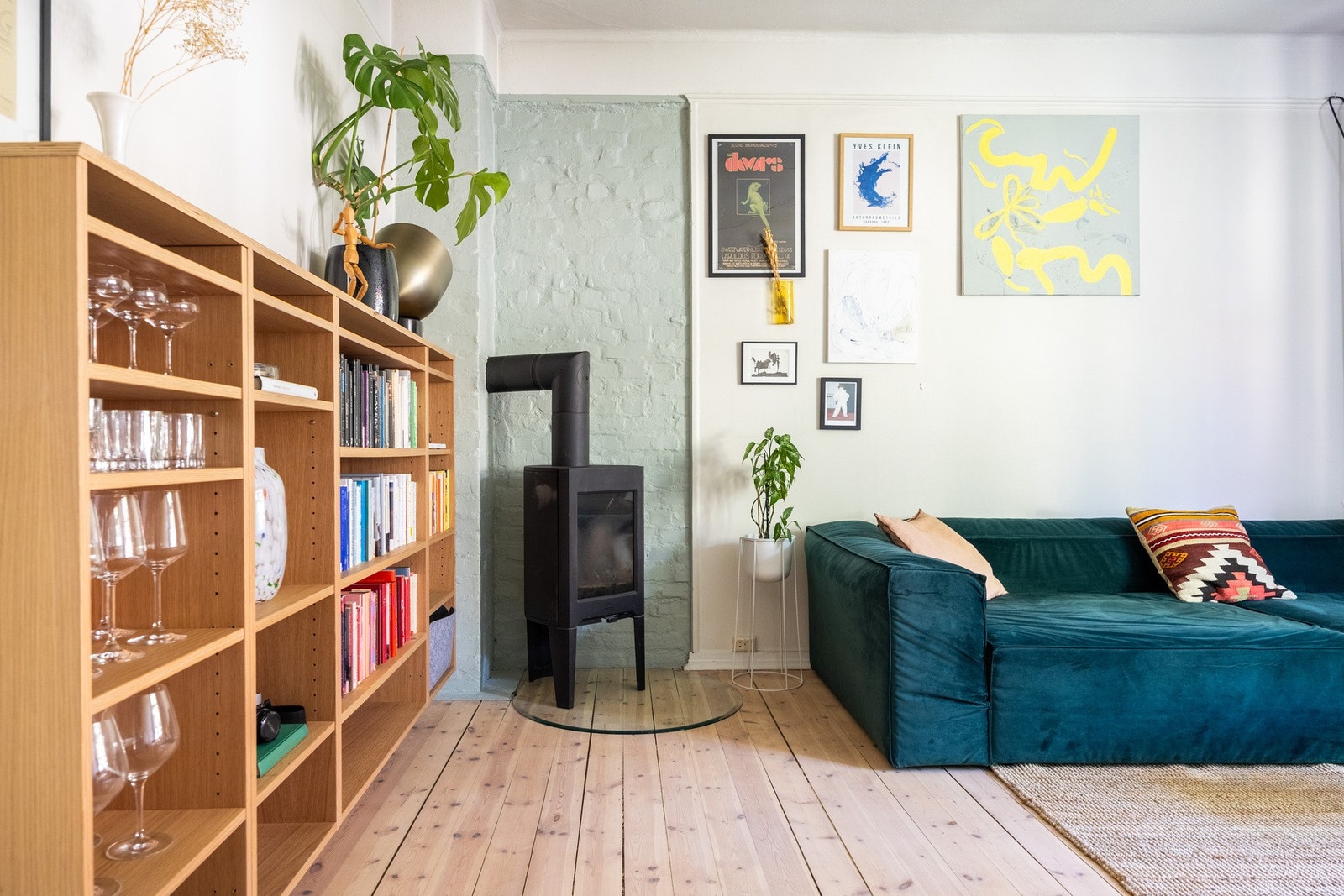 Leiligheten har en generøs himling og hyggelig peis i hjørnet. Galleribilde