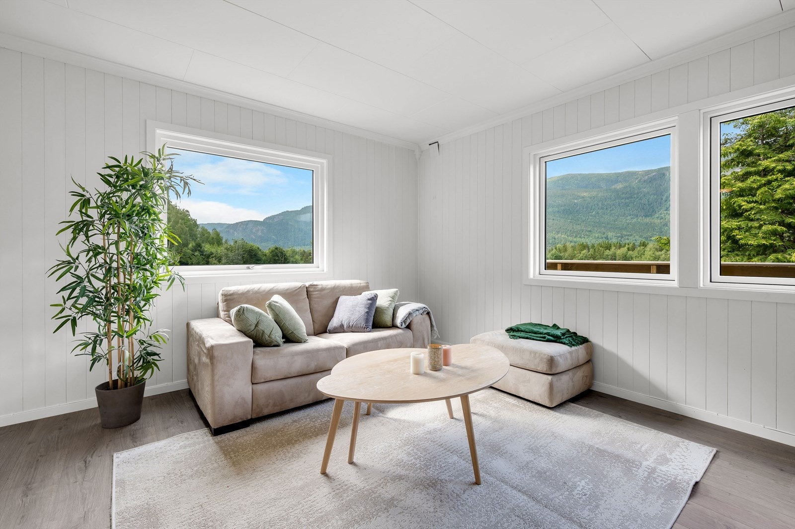 Store vinduer som slipper inn mye naturlig lys og gir fin utsikt Galleribilde