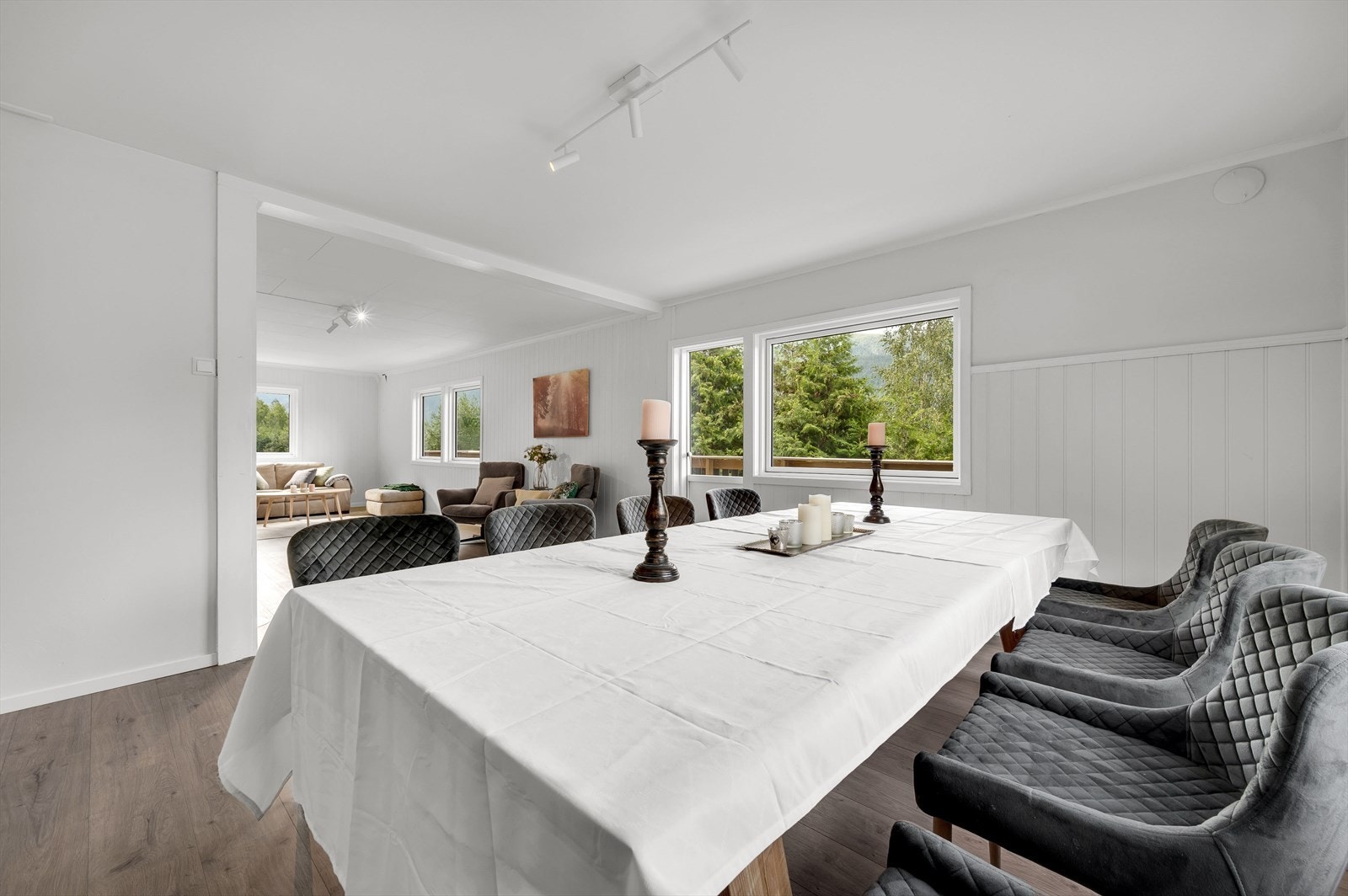 Spisestuen henger fint sammen med stuen Galleribilde