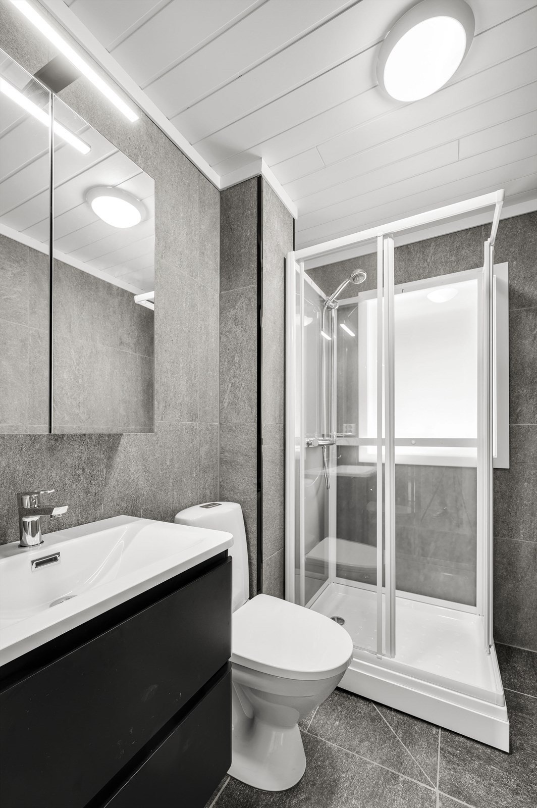 Nyrenovert bad i 1.etasje med flislagt gulv, toalett og dusjkabinett
. Galleribilde