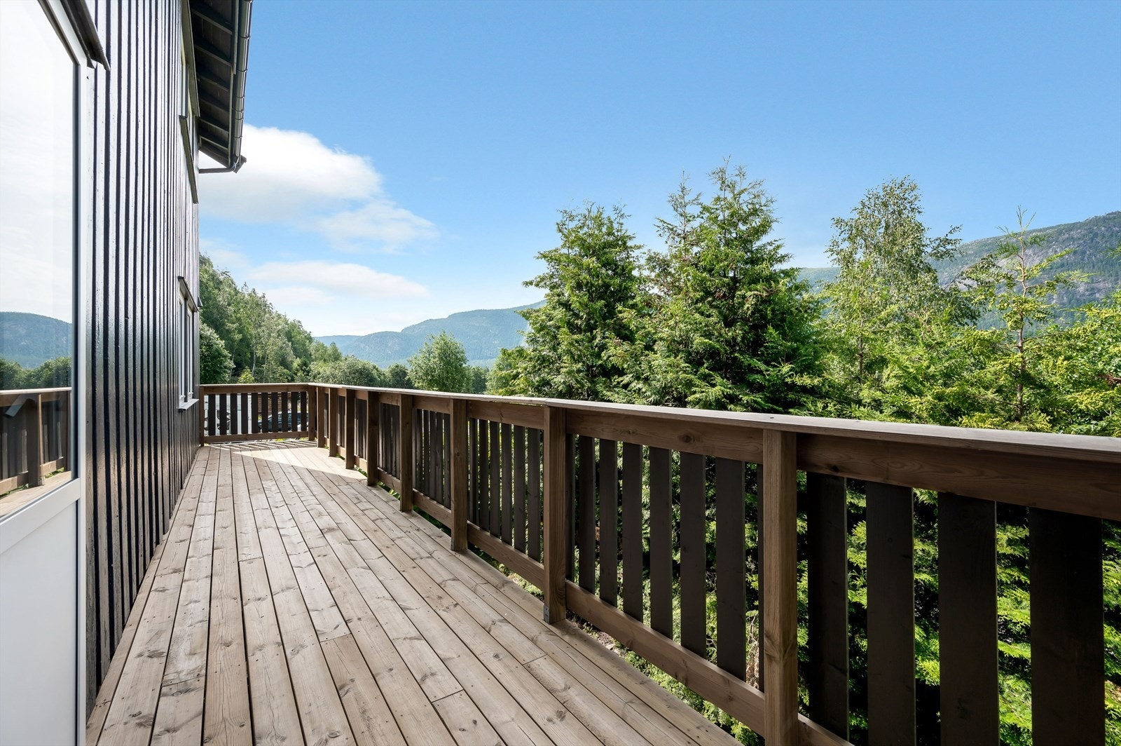 Solrik
veranda med utgang fra spisestue Galleribilde