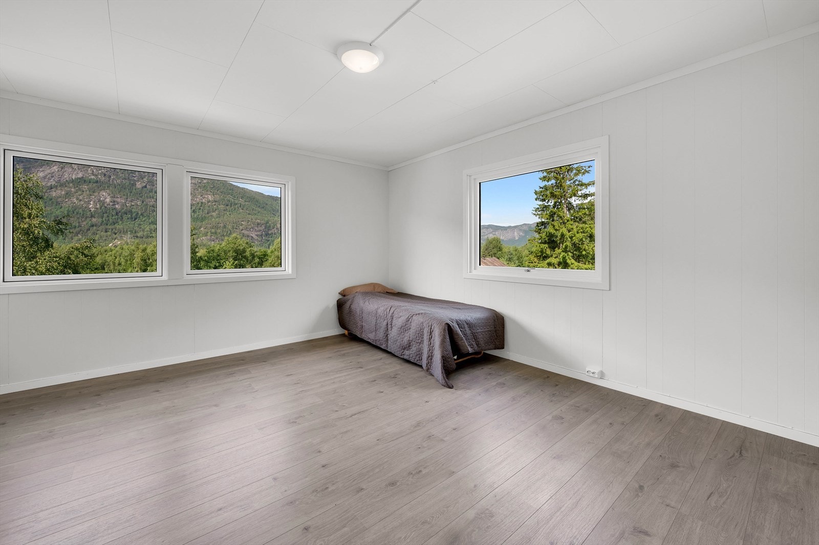 Soverom 3 i 2.etasje med fin utsikt Galleribilde