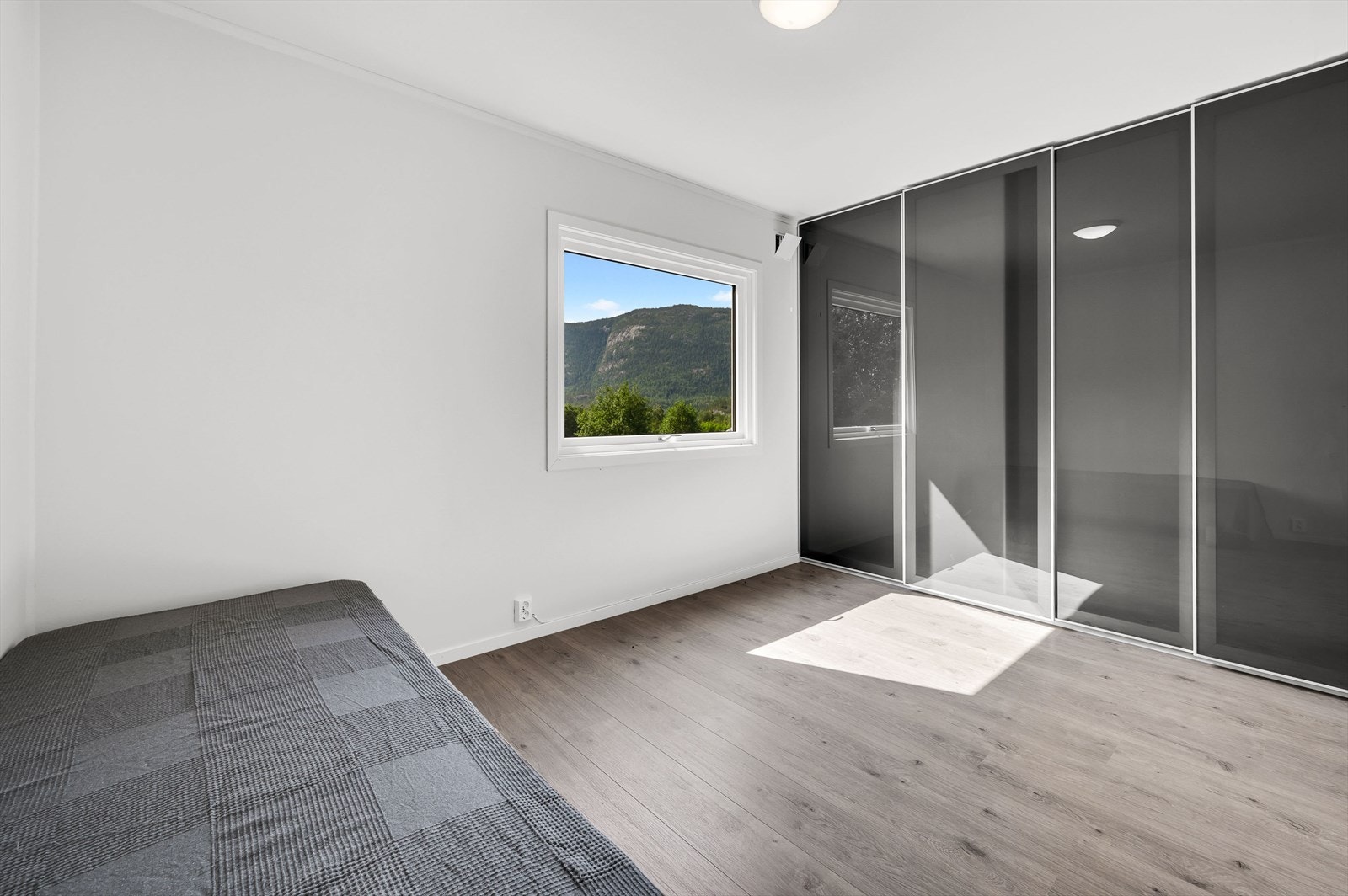 Rommet er innredet med romslig skyvedørsgarderobe og plass til stor seng Galleribilde