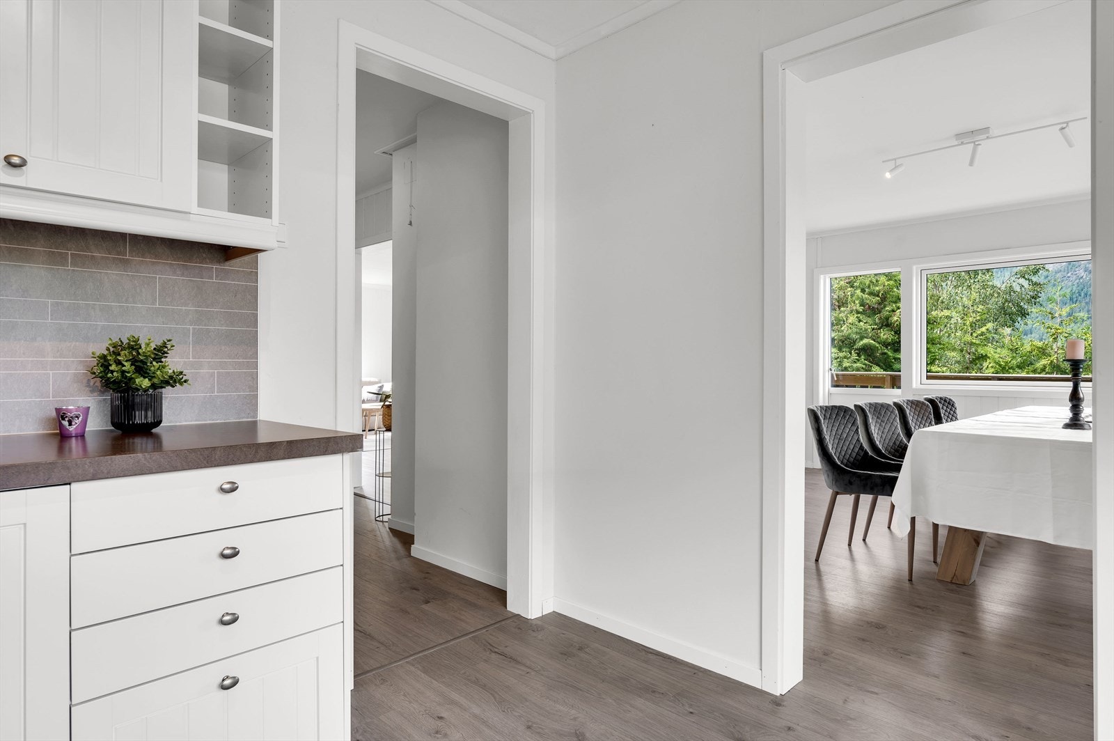 Kjøkken med åpning til gang og spisestue Galleribilde