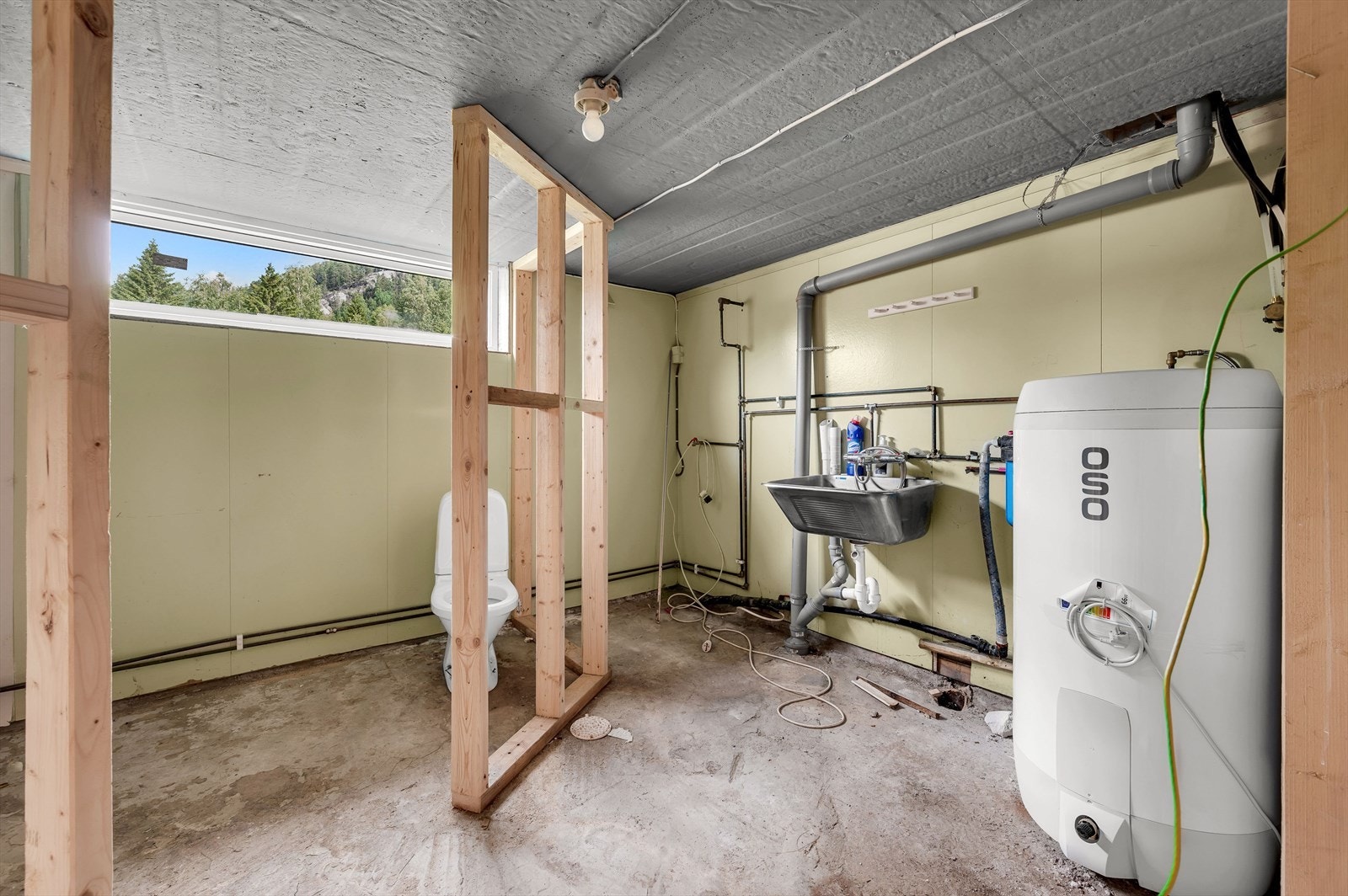 Vaskerom med påbegynt oppdeling for eget bad. Galleribilde