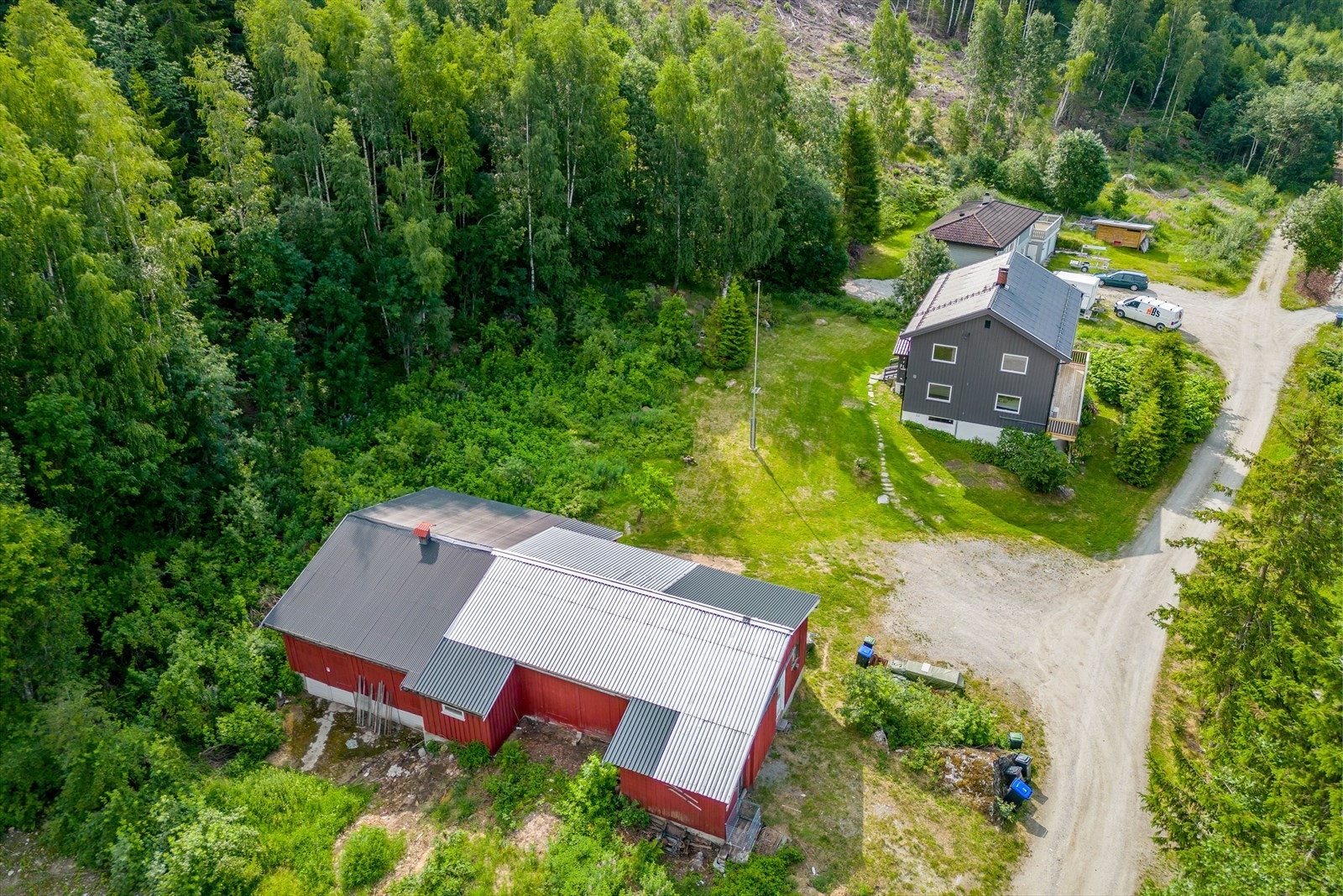 Eiendommen består av frittliggende enebolig og frittliggende garasje/uthus Galleribilde