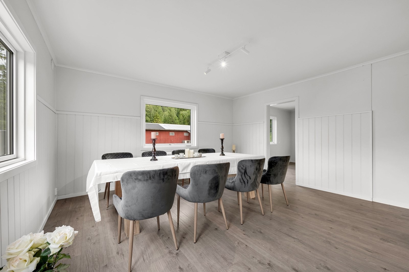 Romslig plass til spisestue Galleribilde