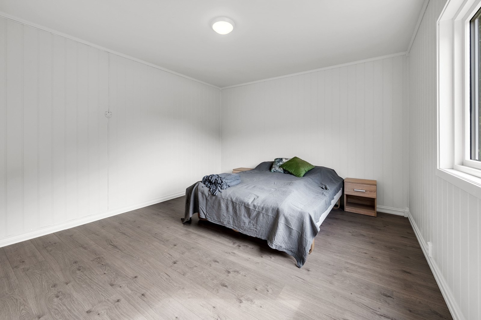 Boligen har totalt 7 soverom og 1.etasje har ett romslig soverom Galleribilde