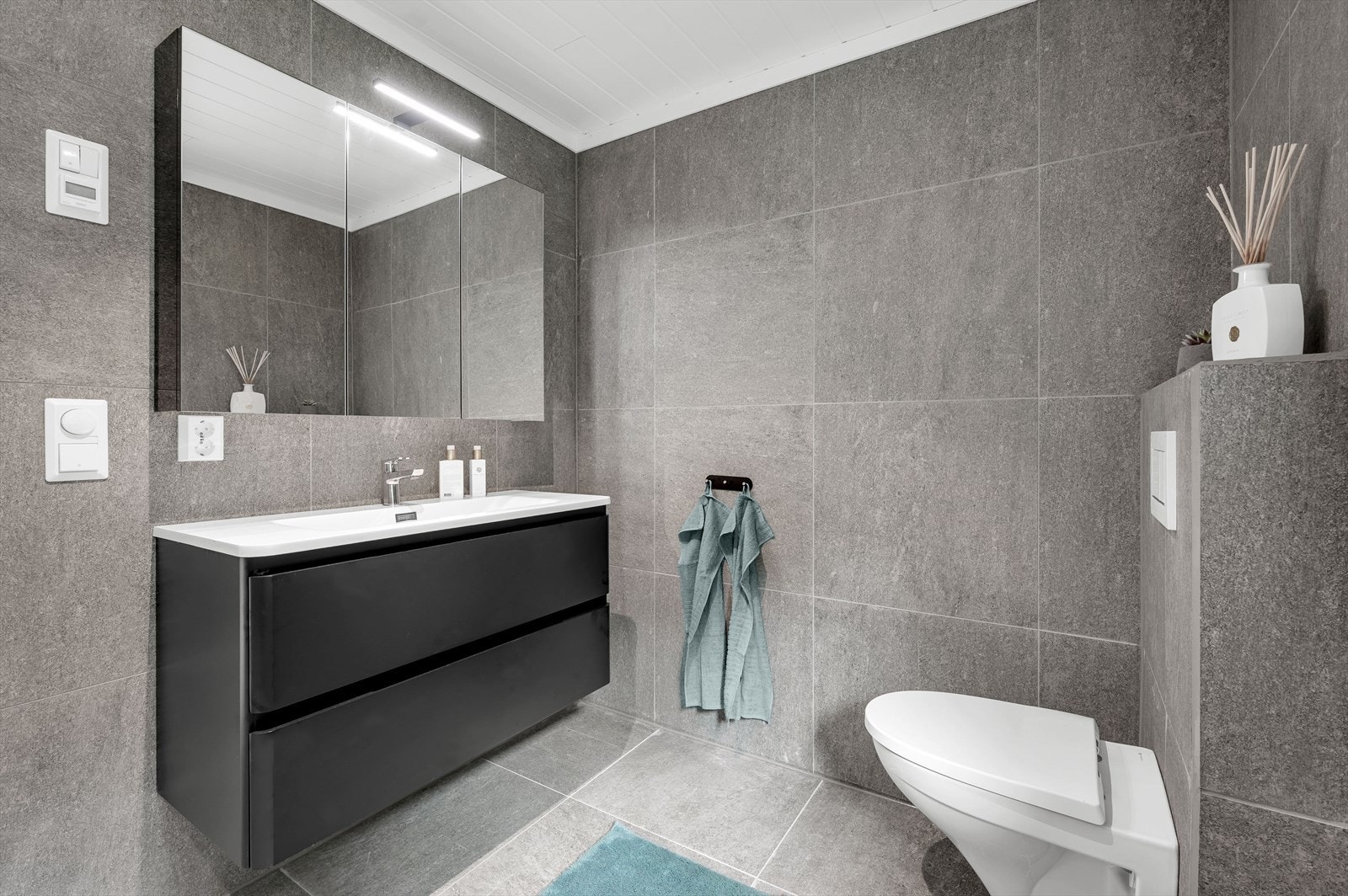 Badet i 2.etasje er også nyrenovert og moderne med store fliser med varmekabler i gulv. Galleribilde