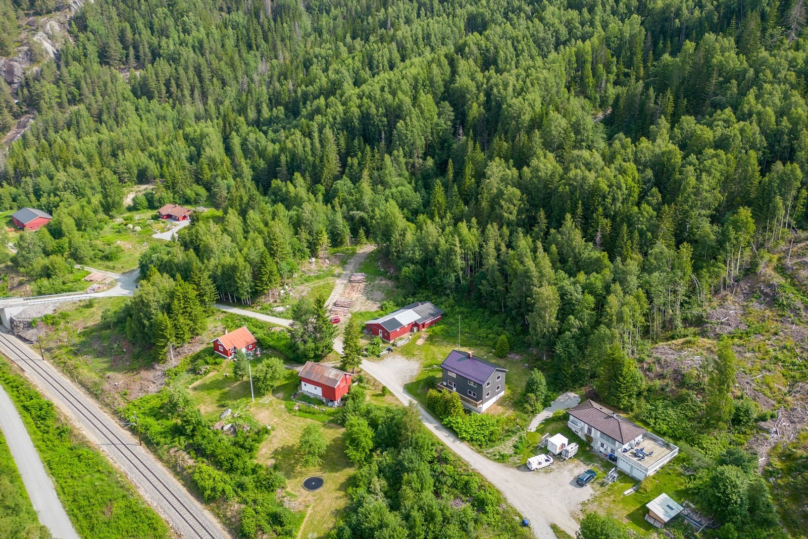 Tomten ligger i naturlige omgivelser, det går en landbruksvei oppover fjellsiden. Perfekt for turgåing. Galleribilde