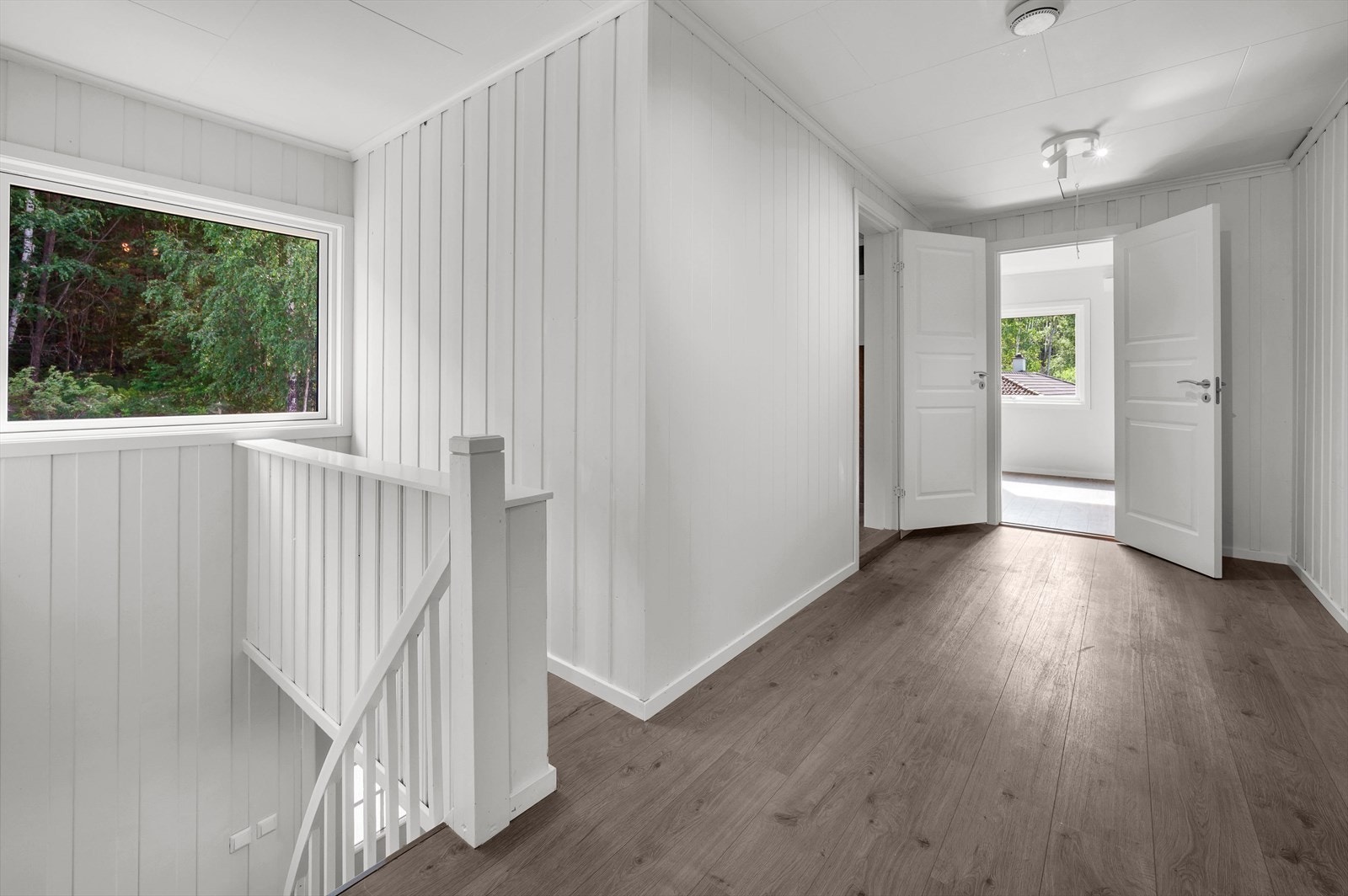 Trappeoppgangen fører til 2.etasje som består av ett bad, fire soverom og en TV stue. Galleribilde