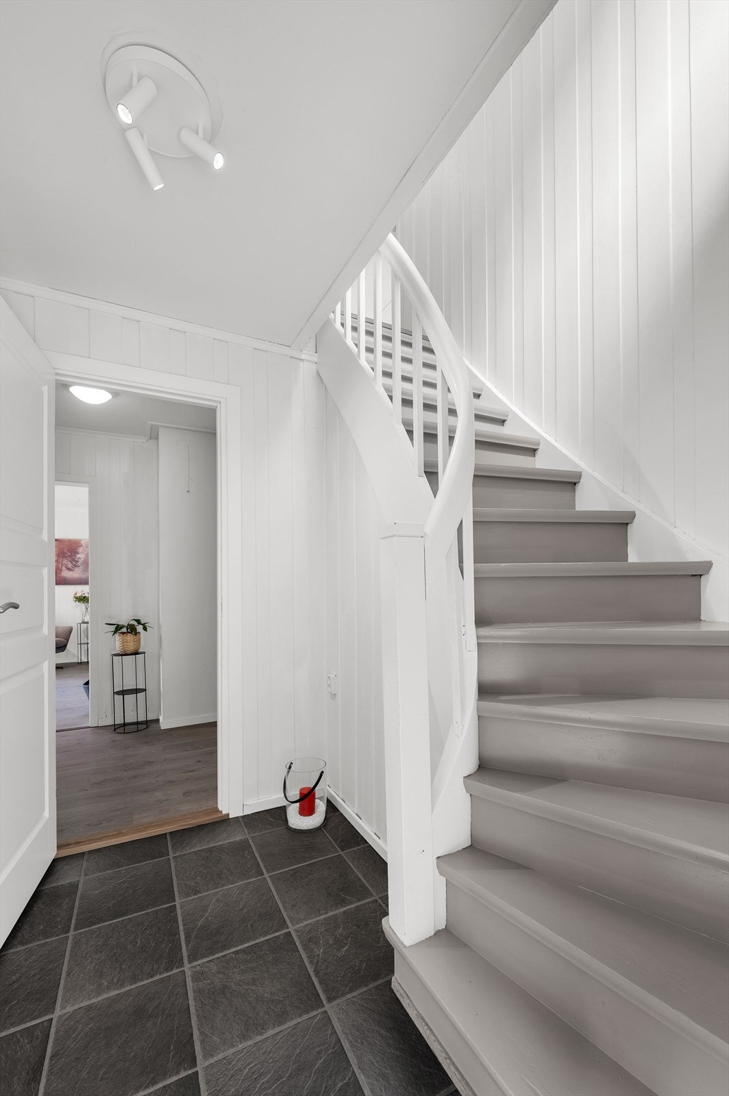 Yttergang/entré med trapp til 2.etasje Galleribilde