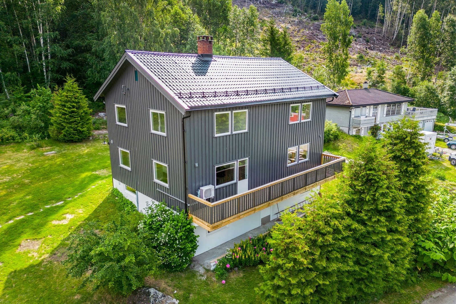 Hele bygningen har nye vinduer og verandadør Galleribilde