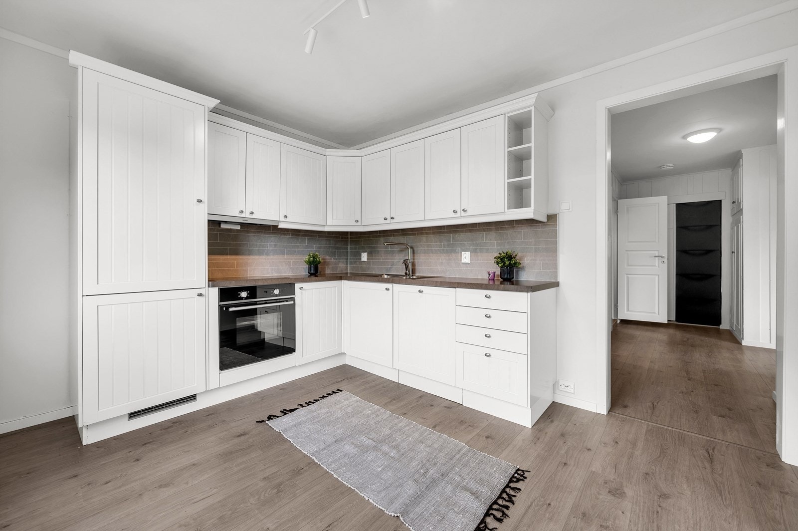 Ny og lekker kjøkkeninnredning fra Marbodal med integrerte hvitevarer Galleribilde