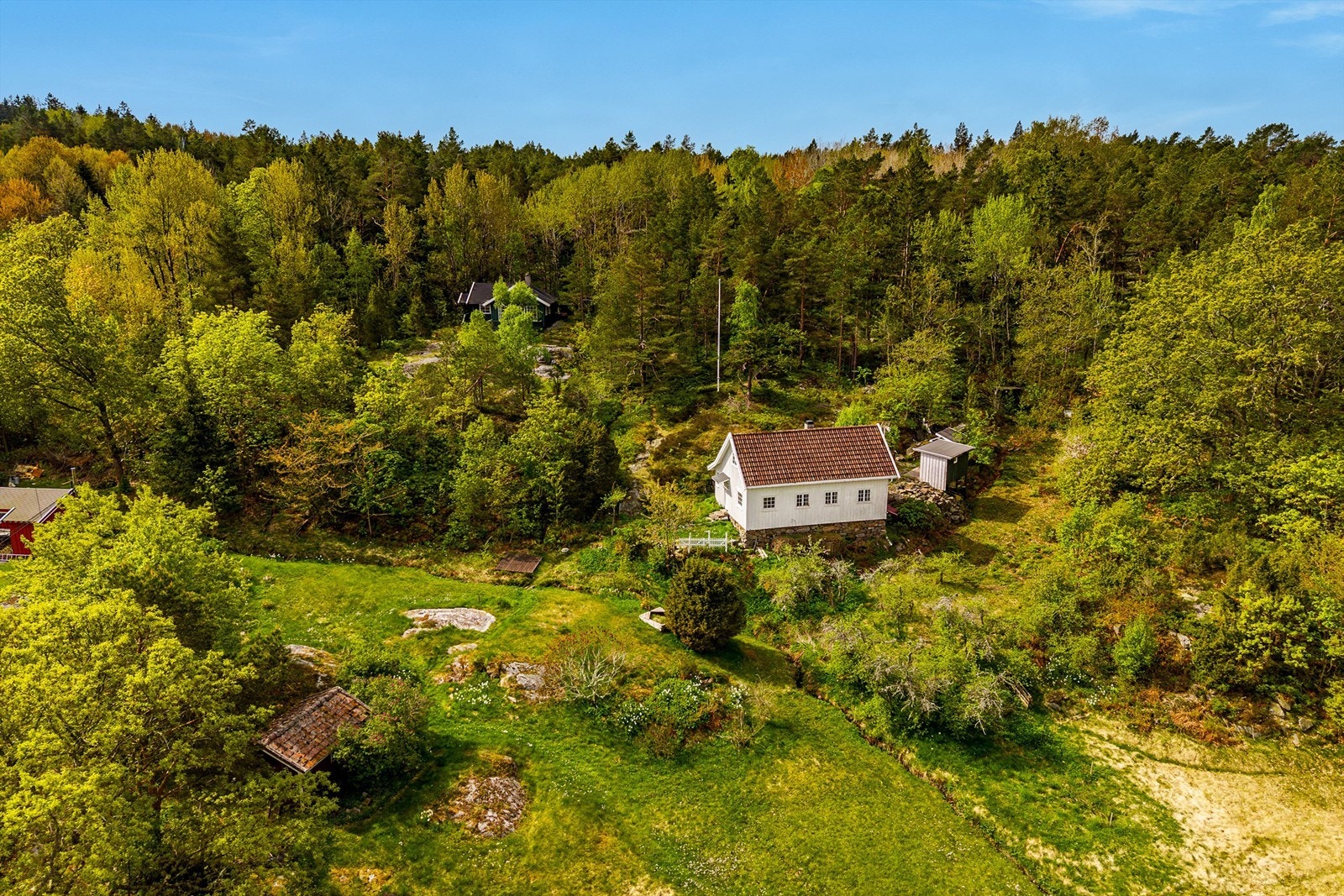 Hovedhytta er bygget i klassisk stil for litt over 40 år siden. (Arøy 9 er den hvite hytta og har bruksnr. 73, Arøy 10 er den grønne hytta og har bruksnr. 76) Galleribilde