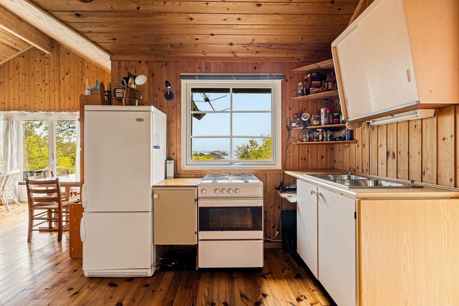 Enkelt kjøkken med fantastisk utsikt. Galleribilde