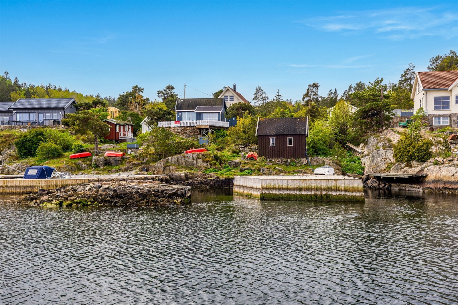 I Arøybukta ligger hytter og brygger som perler på en snor. Galleribilde