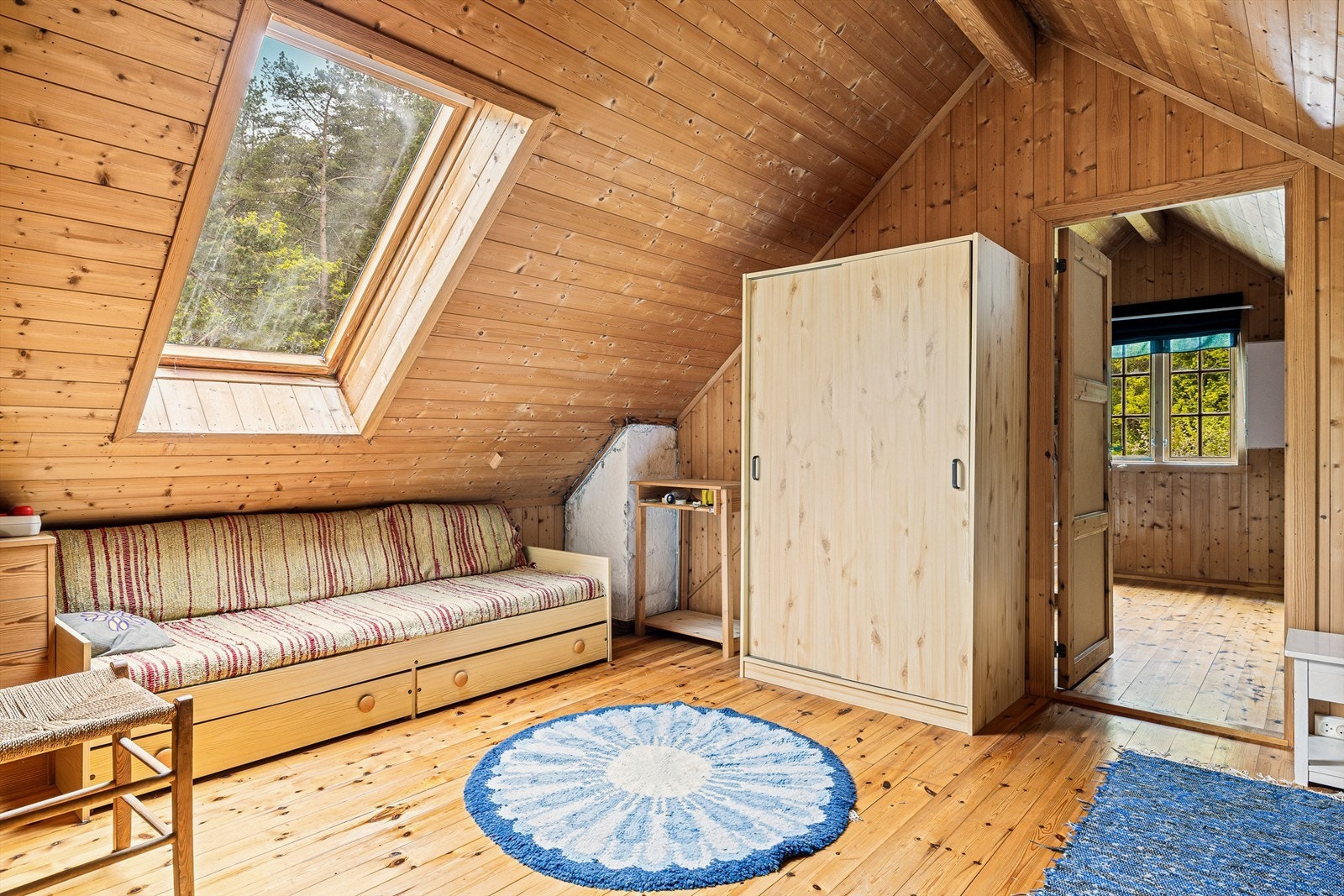 Når du kommer opp i 2. etasje er det et rom som også fungere som en liten loftstue. Galleribilde