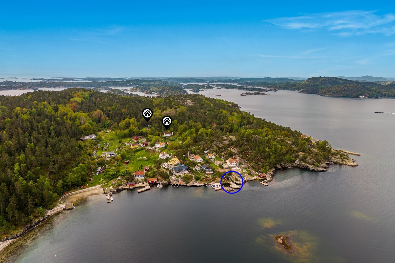 Hyttene med sjøbu og brygge. Galleribilde