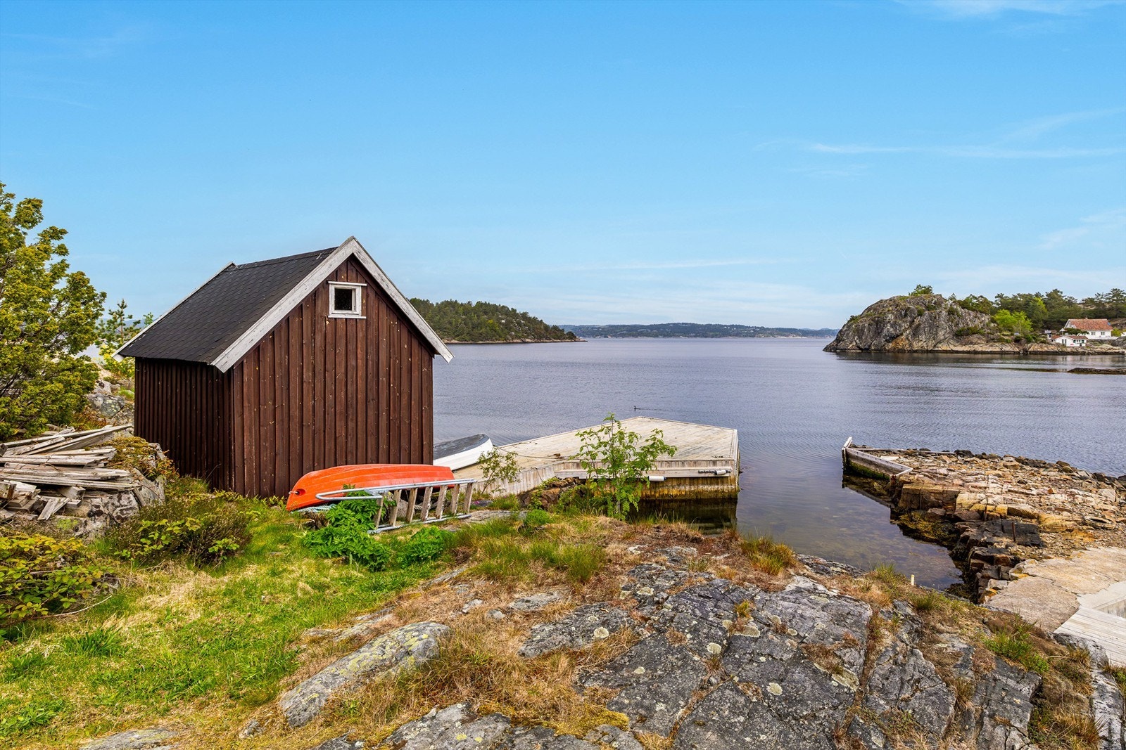 Her leves livet stort sett ute, og her nytes tilværelsen i vannkanten. Båthuset med brygge ligger på bnr. 86 og hører med til eiendommen. Galleribilde