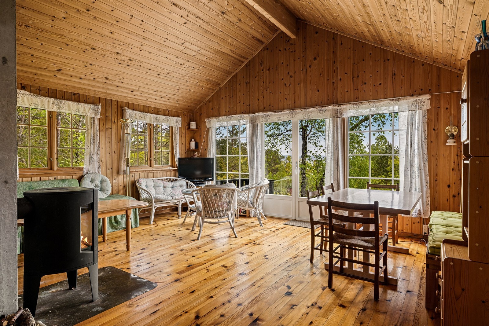 Stua har store vindusflater mot sjøen som gir lys og utsikt. Galleribilde