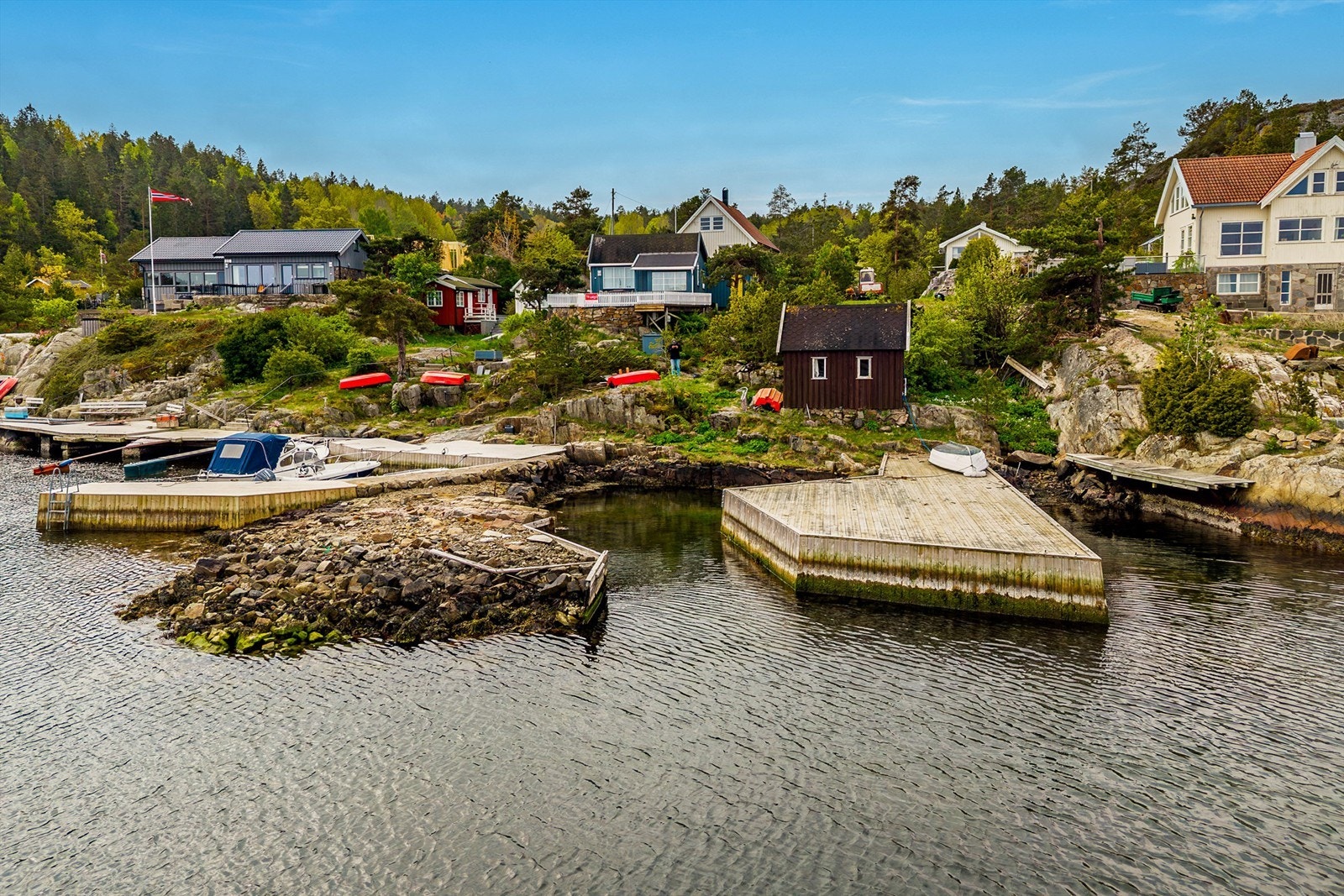 Sjøbu med brygge- Galleribilde