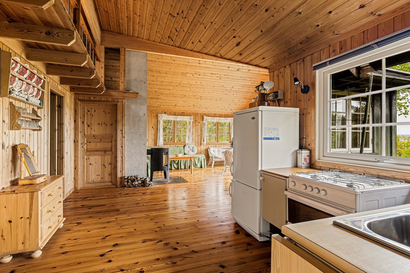 Åpen løsning mellom stue og kjøkken. Galleribilde