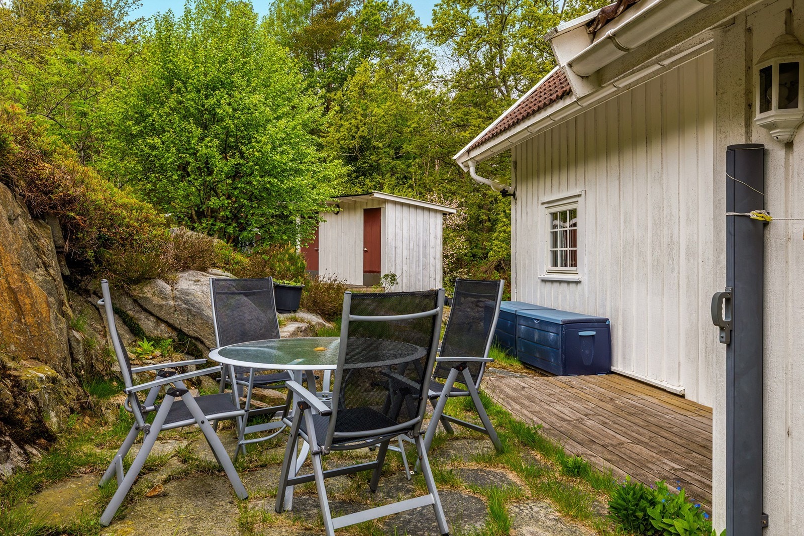 Uteplassen som avgrenses av fjellet i bakkant er godt skjermet for innsyn. Galleribilde