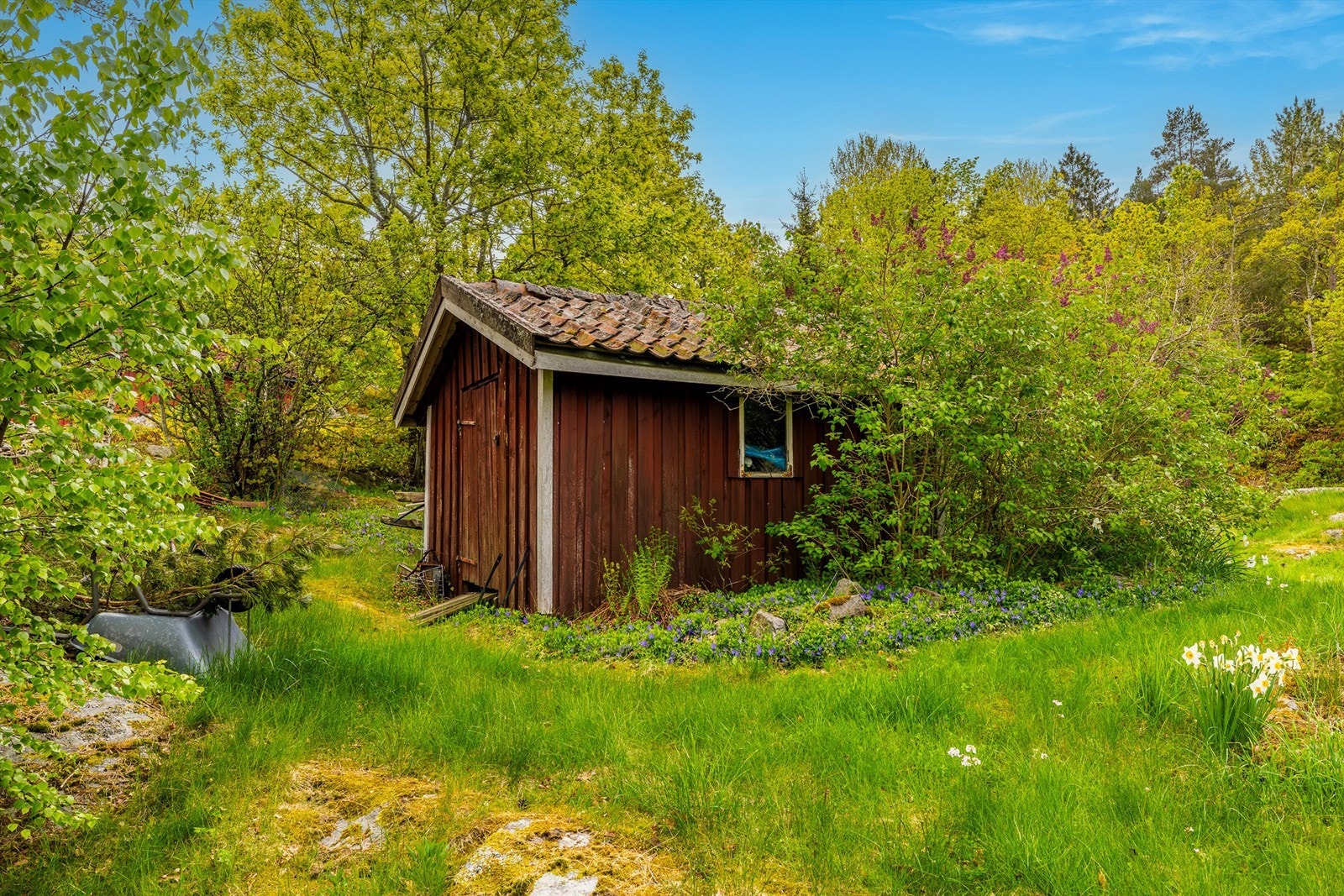 På sletta nedenfor bebyggelsen er det oppført et gammelt uthus. Galleribilde