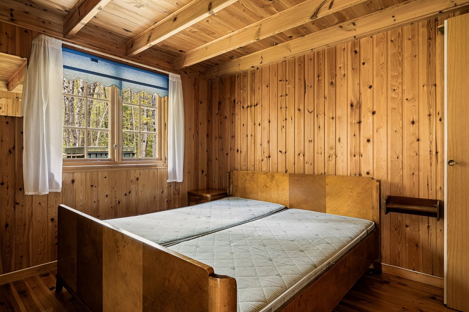 Hovedsoverommet i hytta som kalles "dukkestuen" Galleribilde