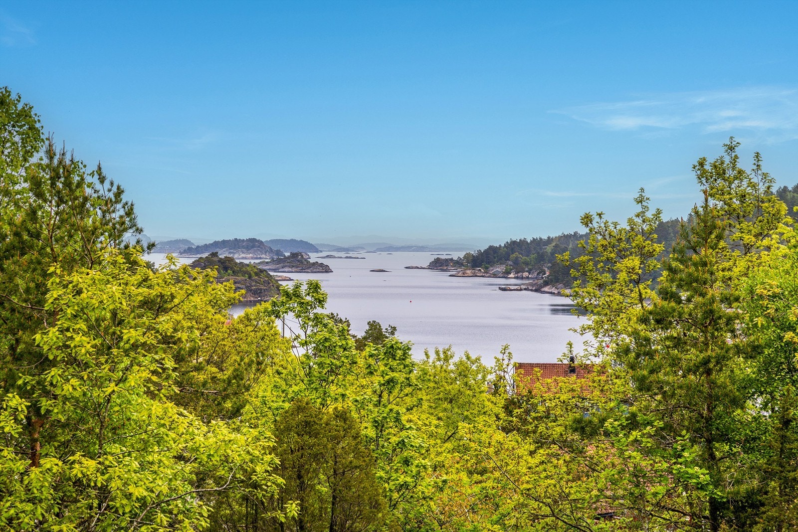 Fra hytta på kollen har man upåklagelig utsikt mot holmer og skjær. Galleribilde