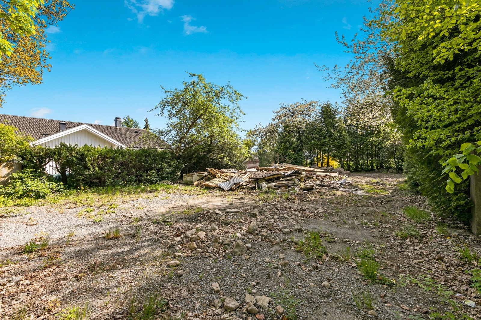 Det har tidligere stått en enebolig på tomten, denne er nå revet og tomten er klar for å oppfylle nye boligdrømmer Galleribilde