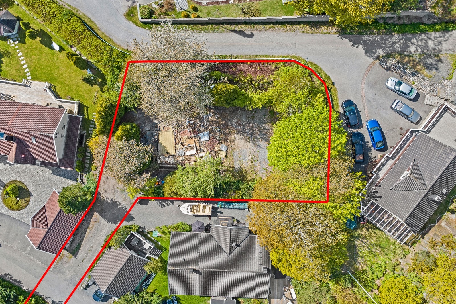 Tomten ligger i en blindvei, noe som gir en trygg og god følelse Galleribilde