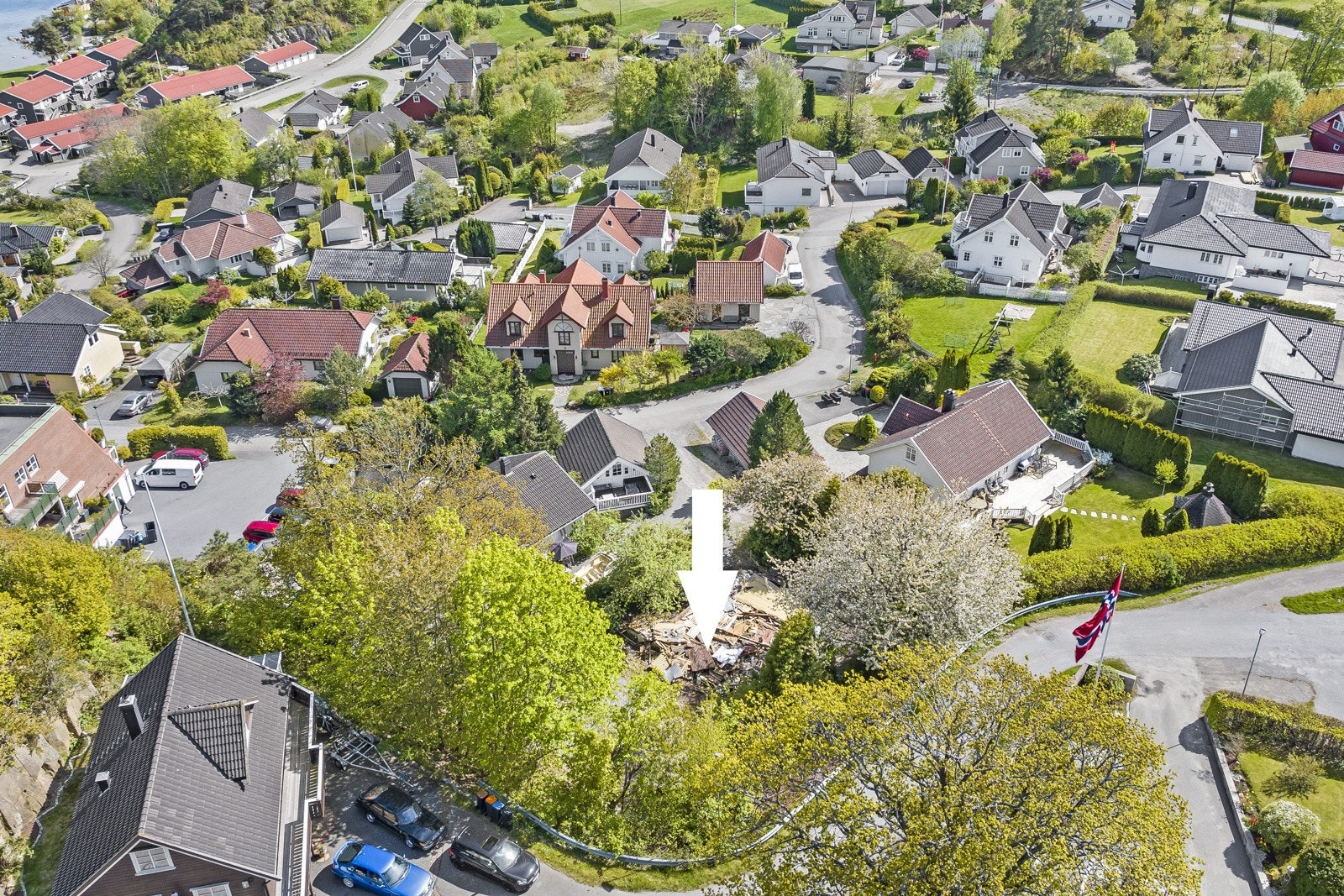Her bor du med kort avstand til sjøen, du kan nemlig ta beina fatt og rusle ned til Jordestranda, en fin og langgrunn sandstrand, perfekt for barnefamilier Galleribilde