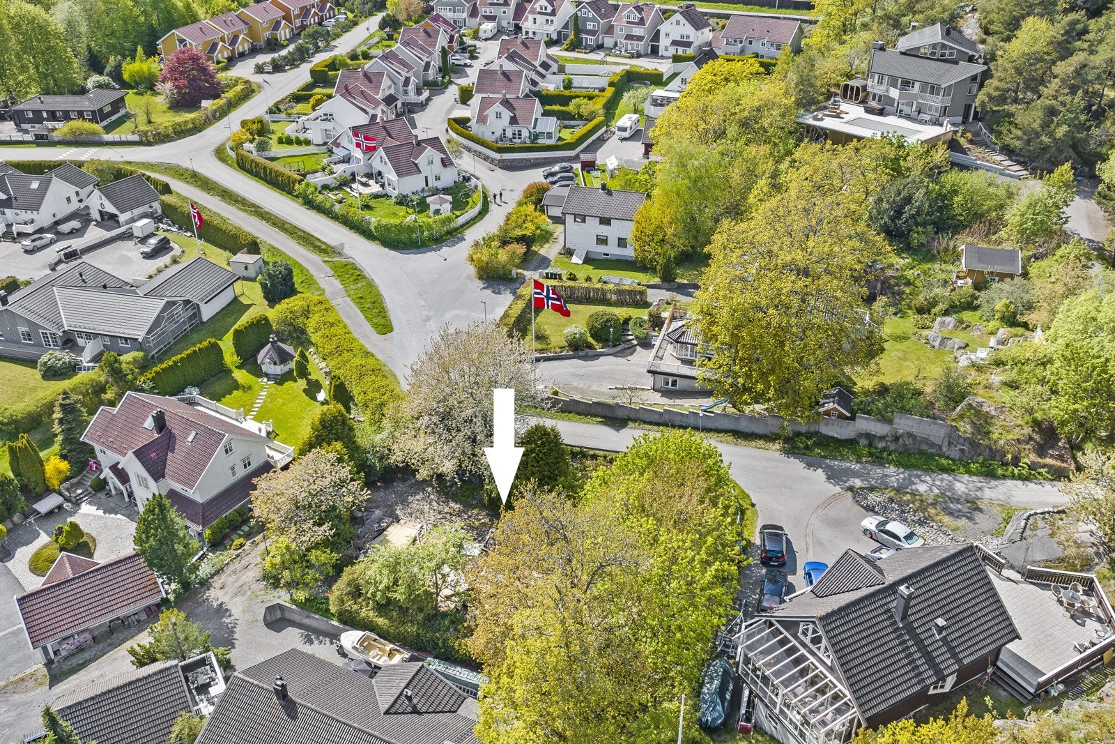 Ikke nok med idyllisk beliggenhet nær sjøen, men her bor du også sentralt Galleribilde