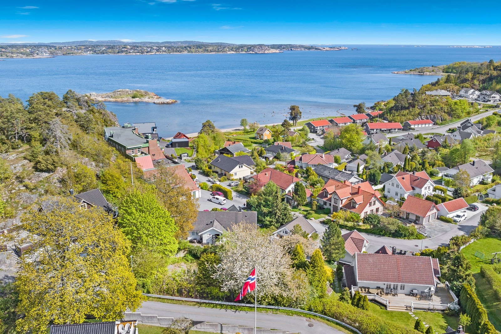 Drømmer du om å bygge og bo nær sjøen samtidig bo sentralt, ja da er dette den perfekte boligtomt for deg! Galleribilde