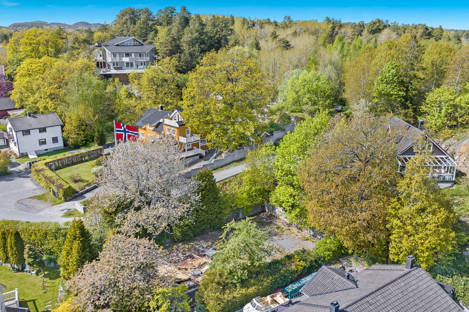 Fra eiendommen er det gangavstand til både barnehage, barneskole og dagligvarebutikker som Extra og Rema 1000 Galleribilde