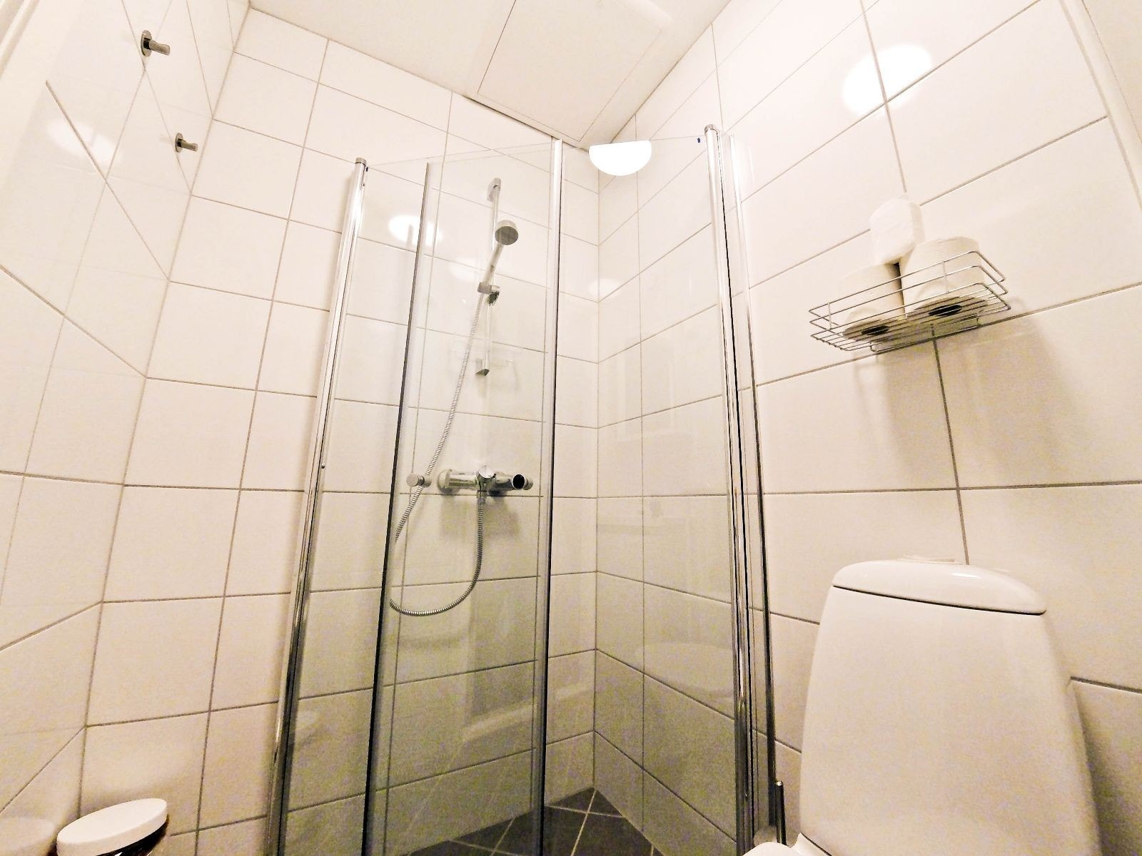 Helfliset bad med dusj, WC og servant Galleribilde
